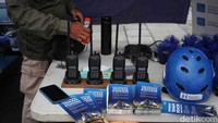 Walkie-talkie untuk berkomunikasi antar petugas di daerah terpencil juga dipamerkan.