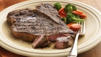 Makanan yang dipanggang seperti steak ternyata dipanggang dengan api besar dan sangat panas untuk membuat daging tampak berkilau.Foto: Brightside