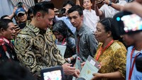 Sebanyak 300 dari total 11.819 sertifikat tanah diserahkan secara simbolis kepada warga yang berhak dalam program pendaftaran tanah sistematis lengkap (PTSL).