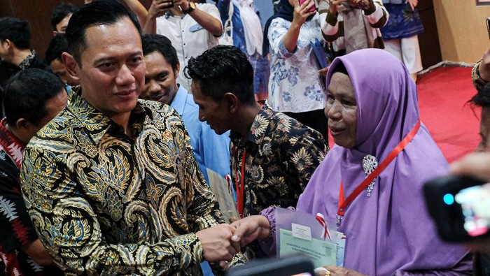 AHY Bagi-bagi Sertifikat Tanah di Kendari Menteri Agraria dan Tata Ruang/Badan Pertanahan Nasional (ATR/BPN) Agus Harimurti Yudhoyono (kiri) menyerahkan sertifikat tanah secara gratis kepada warga di Kendari, Sulawesi Tenggara, Jumat (26/4/2024). Sebanyak 300 dari total 11.819 sertifikat tanah diserahkan secara simbolis kepada warga yang berhak dalam program pendaftaran tanah sistematis lengkap (PTSL). ANTARA FOTO/Andry Denisah/YU/nym.