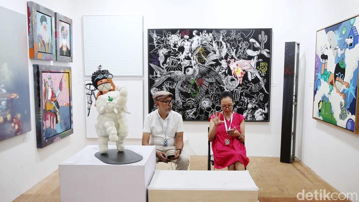 Pameran seni Art Jakarta Gardens sedang diselenggarakan di Hutan Kota Plataran, Senayan, Jakarta. Pameran itu menampilkan berbagai lukisan dan patung.
