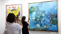Art Jakarta Gardens menampilkan berbagai lukisan dan patung.