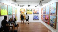 Pengunjung melihat-lihat karya seni yang ditampilkan di Art Jakarta Gardens 2024.