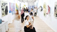 Pengunjung berkeliling untuk melihat setiap karya seni yang ditampilkan.