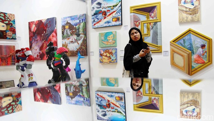 Akhir Pekan, Yuk Nikmati Pameran Seni Art Jakarta Gardens 2024 Pameran seni Art Jakarta Gardens sedang diselenggarakan di Hutan Kota Plataran, Senayan, Jakarta. Pameran itu menampilkan berbagai lukisan dan patung.