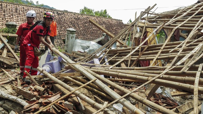 Hujan deras memicu bencana pergerakan tanah di Cianjur, Jumat (26/4/2024) dini hari. Tiga rumah warga ambruk akibat pergerakan tanah tersebut.