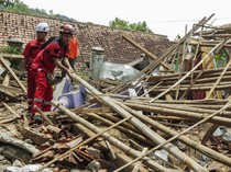 Akibat Pergerakan Tanah, Tiga Rumah di Cianjur Ambruk