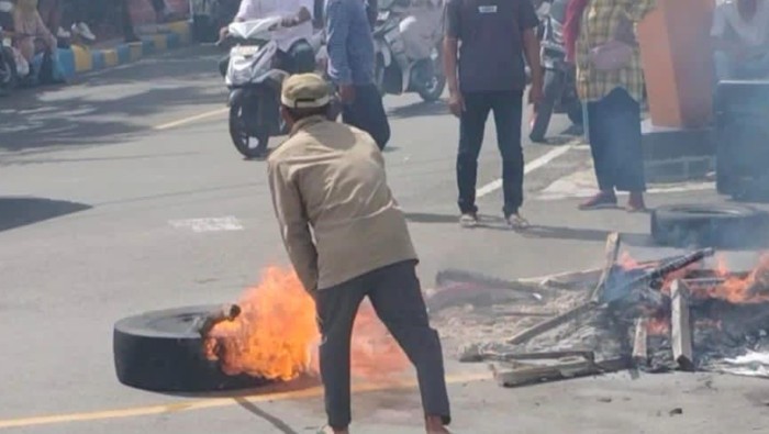 Aksi protes simpatisan mantan Wali Kota Tual Adam Rahayaa.