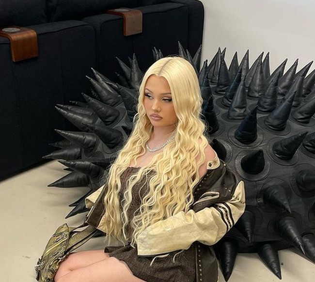 “Anak-anak di bawah umur tidak boleh menggunakan busana seperti ini,” komentar netizen yang mengomentari tentang gaun seksi yang dikenakannya. Foto: dok. Instagram @alabamaluellabarker