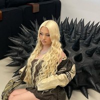 “Anak-anak di bawah umur tidak boleh menggunakan busana seperti ini,” komentar netizen yang mengomentari tentang gaun seksi yang dikenakannya. Foto: dok. Instagram @alabamaluellabarker