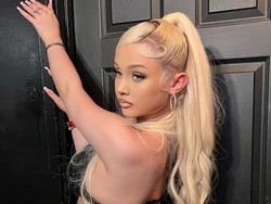 Foto Gaya Seksi Kontroversial Anak Tiri Kourtney Kardashian yang Berusia 18