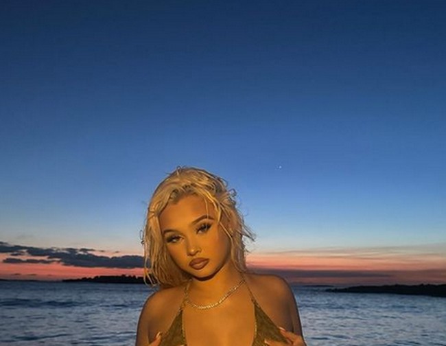 Penampilan seksinya itu mendapat kritikan netizen karena di usianya yang masih remaja penampilannya terlalu seksi. Foto: dok. Instagram @alabamaluellabarker