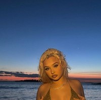 Penampilan seksinya itu mendapat kritikan netizen karena di usianya yang masih remaja penampilannya terlalu seksi. Foto: dok. Instagram @alabamaluellabarker