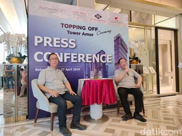 Andrias Tambayong, General Manager Pakuwon Group (kiri) dan Presiden Direktur PT Pakuwon Jati Tbk., Alexander Stefanus Ridwan Suhendra (kanan)