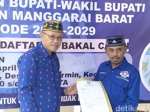 Anggota DPRD Sleman, Ardi Sehami, menyerahkan berkas pendaftaran Calon Bupati Manggarai Barat kepada Ketua DPD PAN Manggarai Barat Marselinus Jeramun di Labuan Bajo, Sabtu (27/4/2024) (Ambrosius Ardin)