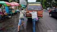Meski sudah angkot sudah mulai usang. Mereka tetap konsisten demi untuk tetap bertahan di tengah gempuran transportasi online.