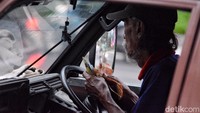 Seorang sopir sedang menghitung uang hasil menarik angkot. Tarif angkot di Surabaya saat ini Rp 6 ribu perpenumpang.