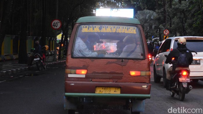 Angkot di Surabaya.