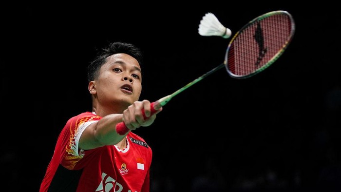 CHENGDU, CHINA - APRIL 27: Anthony Sinisuka Ginting of Indonesia competes in the Mens Singles Round Robin match against Harry Huang of England during day one of the Thomas & Uber Cup Finals 2024 at Chengdu High-tech Sports Centre on April 27, 2024 in Chengdu, China.  (Photo by Shi Tang/Getty Images)