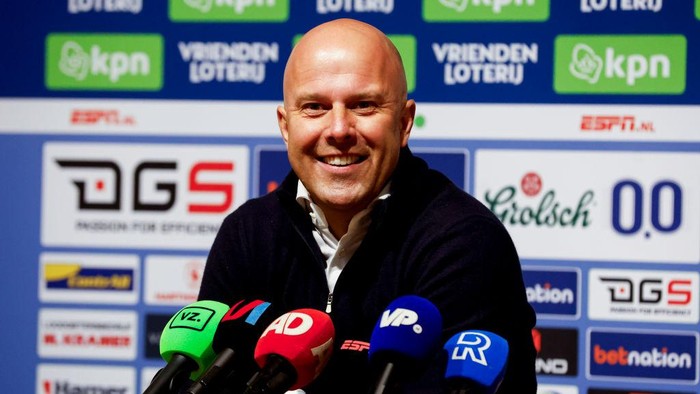 DEVENTER, NETHERLANDS - APRIL 25: head coach Arne Slot of Feyenoord looks on after the Dutch Eredivisie match between Go Ahead Eagles and Feyenoord at De Adelaarshorst on April 25, 2024 in Deventer, Netherlands. (Photo by Marcel ter Bals/DeFodi Images via Getty Images)