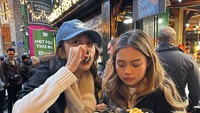 Istri Arhan ini juga tampak menikmati kerang dan kentang goreng. Ia membelinya dari penjual street food di London, Inggris. Foto: Instaram @azizahsalsha