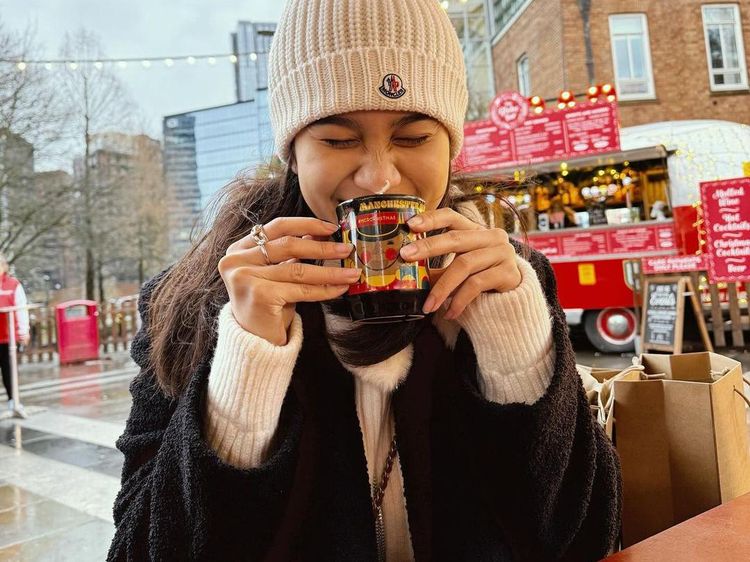 Momen Azizah Salsha, Istri Pratama Arhan Saat Nongkrong di Kafe