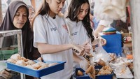 Ramadan lalu, Zize dan Rachel Vennya pernah berbagi bersama. Mereka memborong takjil dari seorang penjual dan membagikannya. Foto: Instaram @azizahsalsha