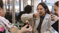 Kalau ini momen Zize saat bertemu Nagita Slavina di London. Mereka nongkrong bersama di sebuah kafe sambil menikmati pastry. Foto: Instaram @azizahsalsha
