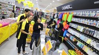 Darius Sinatrya dan Donna Agnesia sebagai pelanggan setia MR.DIY mentraktir dan berbelanja seru bersama konsumen yang terpilih dalam rangka peresmian konsep baru Lippo Mall Kemang dengan interior dan area toko yang lebih luas serta koleksi barang berkualitas untuk menjawab kebutuhan dan memberikan kepuasaan lebih bagi pelanggan.