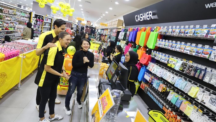 (Dari kiri ke kanan) Ria Sutrisno Head of Marketing MR.DIY Indonesia bersama pelanggan setia MR.DIY Darius Sinatrya dan Donna Agnesia merasakan pengalaman berbelanja di store baru MR.DIY Lippo Mall Kemang dengan interior dan area toko yang lebih luas, serta koleksi barang yang berkualitas untuk memberikan pengalaman berbelanja bagi konsumen yang lebih nyaman dan menyenangkan.