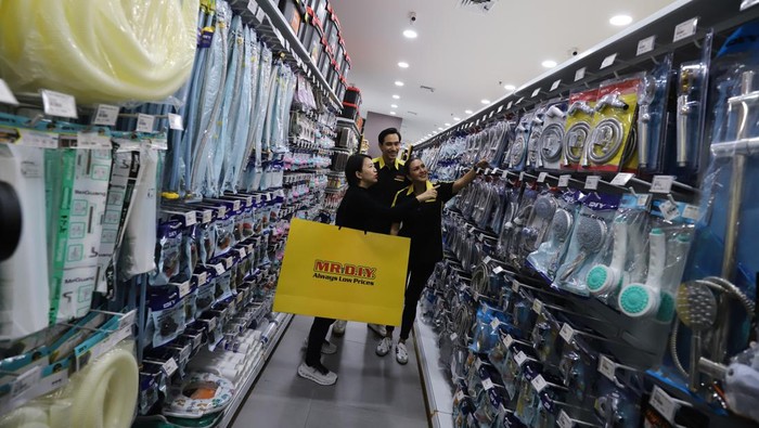 (Dari kiri ke kanan) Ria Sutrisno Head of Marketing MR.DIY Indonesia bersama pelanggan setia MR.DIY Darius Sinatrya dan Donna Agnesia merasakan pengalaman berbelanja di store baru MR.DIY Lippo Mall Kemang dengan interior dan area toko yang lebih luas, serta koleksi barang yang berkualitas untuk memberikan pengalaman berbelanja bagi konsumen yang lebih nyaman dan menyenangkan.