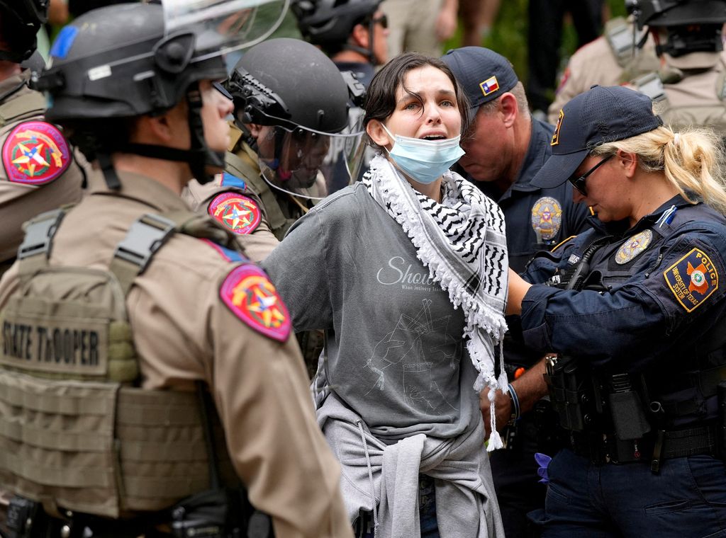 Bentrokan terjadi antara polisi dan mahasiswa di Amerika Serikat (AS) yang menentang serangan Israel di Jalur Gaza. (via REUTERS/Jay Janner/USA Today Network)