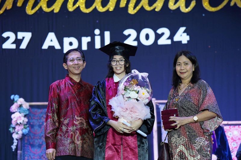 Catherine Antonius Bersama kedua orang tuanya menerima penghargaan sebagai siswi SMA BINUS SCHOOL Serpong yang diterima di 5 universitas luar negeri sekaligus pada 27 April 2024 di Sjuman Hall, BINUS SCHOOL Serpong, Tangerang Selatan