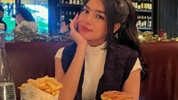 Selain doyan makan ramen, Davina juga hobi menikmati dessert. Makanan penutup yang disajikan dengan bertumpuk menarik perhatiannya. Foto: Instagram/davinaakaramoy