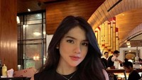 Davina Karamoy punya banyak rekomendasi restoran enak untuk dikunjungi. Biasanya waktu makan malam menjadi rutinitas yang dihabiskan di restoran nyaman. Foto: Instagram/davinaakaramoy