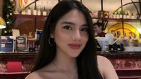 Davina merupakan sosok aktris sekaligus foodies. Ia paling senang hangout ke kafe hingga mencicipi makanan yang enak-enak. Foto: Instagram/davinaakaramoy
