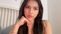 Aktris Davina Karamoy membuat gempar penggemarnya usai membenarkan dirinya resmi menjadi mualaf. Davina mengungkapkan perjalanan spiritualnya yang tak singkat. Foto: Instagram/davinaakaramoy