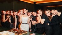 Kebersamaan dan kehangatan Davina bersama teman-teman juga sering dibagikan di media sosial. Buktinya tampak pada unggahan pesta ulang tahun bersama sahabat terdekat yang dirayakan dengan kue cokelat spesial. Foto: Instagram/davinaakaramoy