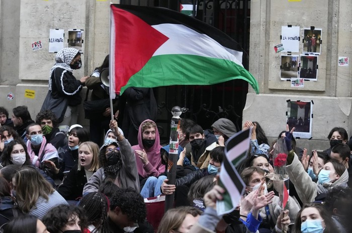 Demo di kampus elite Prancis (AP Photo/Michel Euler)