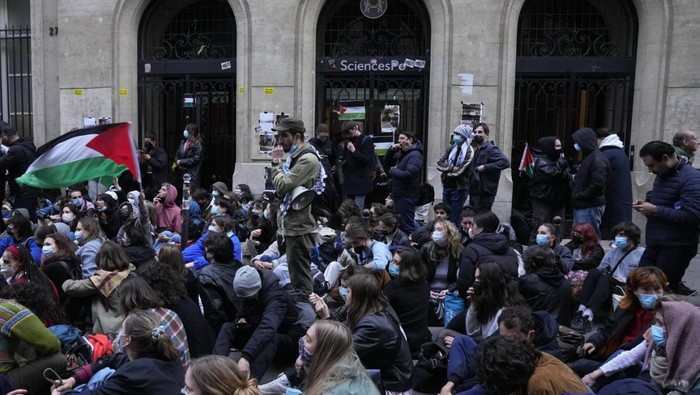 Mahasiswa Demo Pro-Palestina Blokir Akses Kampus Almamater Presiden Prancis