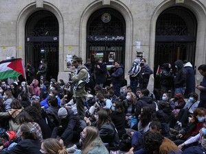 Mahasiswa Demo Pro-Palestina Blokir Akses Kampus Almamater Presiden Prancis