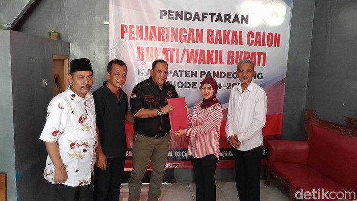 Diana Jayabaya (perempuan) menyerahkan formulir pendaftaran calon Bupati dan Wakil Bupati Pandeglang (Dok. Aris Rivaldo/detikcom)