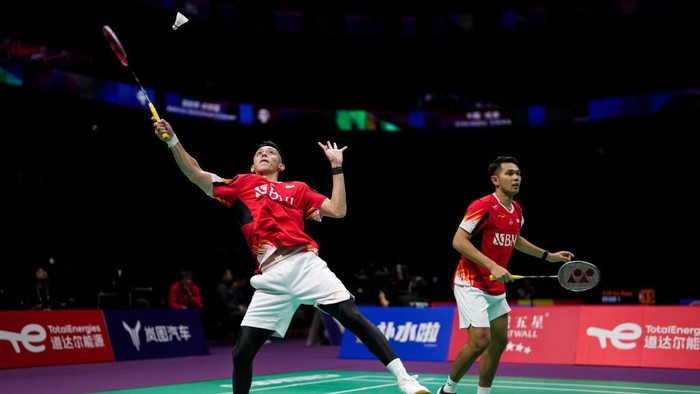CHENGDU, CHINA - APRIL 27: Fajar Alfian (R) and Muhammad Rian Ardianto of Indonesia compete in the Mens Doubles Round Robin match against Ben Lane and Sean Vendy of England during day one of the Thomas & Uber Cup Finals 2024 at Chengdu High-tech Sports Centre on April 27, 2024 in Chengdu, China.  (Photo by Shi Tang/Getty Images)
