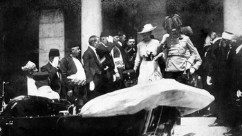 Gambar ini diambil lima menit sebelum pembunuhan Archduke Franz Ferdinand dari Austria. Pembunuhannya adalah penyebab paling langsung terjadinya Perang Dunia I. Franz Ferdinand dan istrinya Sophie keduanya dibunuh pada tanggal 28 Juni 1914, di Sarajevo, Bosnia. Insiden tersebut memicu serangkaian peristiwa yang akhirnya menyebabkan sekutu Austria-Hongaria dan sekutu Serbia menyatakan perang satu sama lain empat minggu setelah kematiannya – yang memicu Perang Dunia I Foto: Petapixel