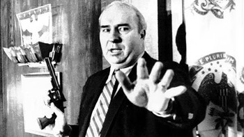 Dari tahun 1981 hingga 1987 seorang pria bernama R. Budd Dwyer adalah bendahara Pennsylvania sebelum dia dituduh melakukan suap dan pemotongan pajak – suatu pelanggaran serius, terutama bagi seseorang yang memegang posisi berkuasa. Persidangannya dimainkan di forum publik dan disiarkan langsung di televisi. Budd membawa senjata ke persidangan dan bunuh diri di siaran langsung televisi, menjangkau jutaan orang. Foto ini diambil beberapa saat sebelum dia menembak dirinya sendiri. Foto: Petapixel