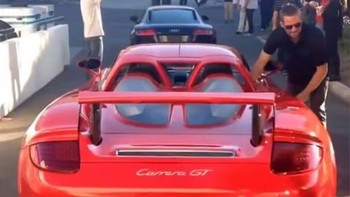 Ini foto Paul Walker, salah satu bintang  Fast and the Furious , masuk ke dalam Porsche Carrera GT miliknya. Di dalam mobil ini dia akhirnya mengalami kecelakaan mobil bersama temannya, terlilit pohon dalam kecelakaan fatal. Foto ini diambil pada tahun 2013. Saat kecelakaan terjadi, teman Paul sedang duduk di kursi pengemudi. Keduanya tewas seketika. Foto: Petapixel