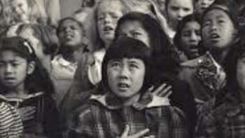 Seorang gadis keturunan Jepang-Amerika yang bersumpah setia pada bendera AS sebelum dia dan keluarganya dipenjara Foto: Petapixel