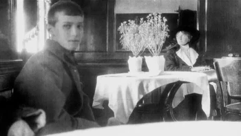 Ini adalah foto terakhir yang diambil dari Alexei Nikolaevich yang berusia 13 tahun, Tsesarevich terakhir (pewaris takhta Kekaisaran Rusia) sebelum dia dibunuh bersama dengan keluarga Kekaisaran Romanov Rusia lainnya. Gambar tersebut menunjukkan Alexei dan saudara perempuannya Olga menaiki kapal uap Rus yang membawa mereka ke Yekaterinburg di Republik Soviet Rusia pada Mei 1918 di mana mereka akan dipenjarakan. Tiga bulan kemudian, pada 17 Juni 1918, Alexei dan Olga dibunuh oleh polisi rahasia Bolshevik di ruang bawah tanah bersama orang tua mereka dan tiga saudara kandung lainnya. Foto: Petapixel