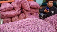 Pedagang bawang merah menunggu pembeli di Pasar Induk Manonda, Palu, Sulawesi Tengah, Sabtu (27/4/2024).