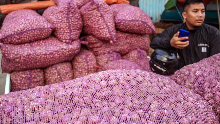 Pedagang bawang merah menunggu pembeli di Pasar Induk Manonda, Palu, Sulawesi Tengah, Sabtu (27/4/2024). Harga bawang merah di wilayah itu dalam tiga hari terakhir
turun dari rata-rata Rp55 ribu per kilogram menjadi antara Rp30 ribu hingga Rp40 ribu per kilogram setelah pemerintah setempat melakukan intervensi dengan memperlancar distribusi, mendorong penambahan stok, dan melaksanakan pasar murah. ANTARA FOTO/Basri Marzuki/aww.
